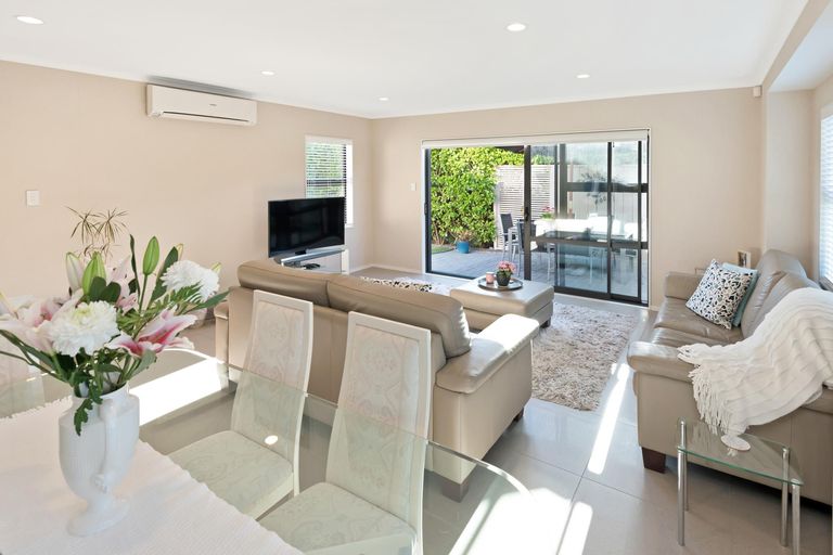 Photo of property in 1 Lorenzo Way, Flat Bush, Auckland, 2016