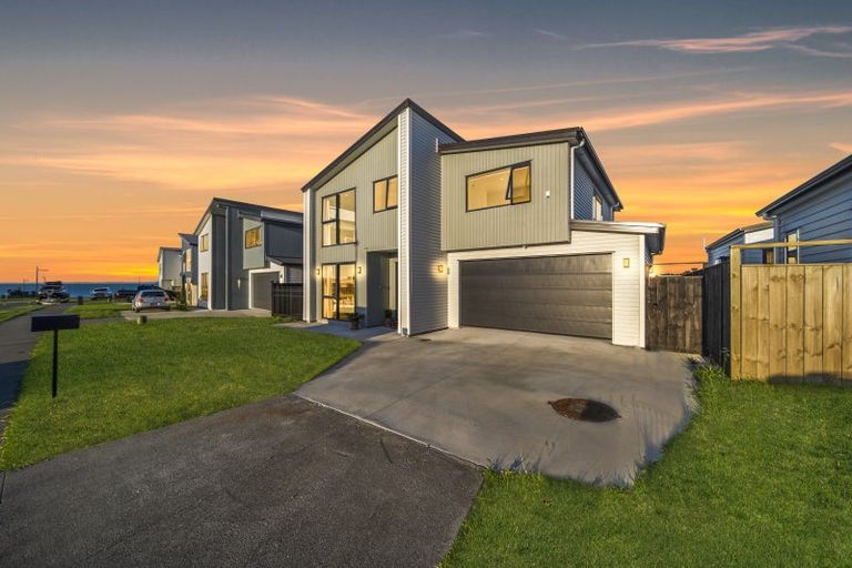 Photo of property in 11 Koiora Road, Clarks Beach, 2122