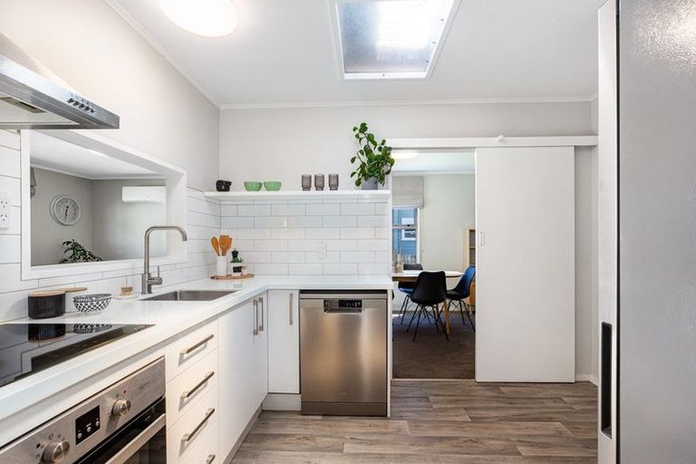 Photo of property in 176a Queens Drive, Lyall Bay, Wellington, 6022