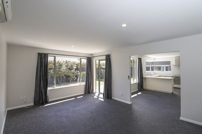 Photo of property in 2 Rue De La Mare, Parklands, Christchurch, 8083