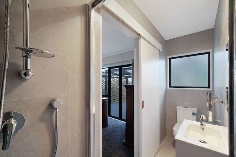 Photo of property in 2/19 Tane Street, New Lynn, Auckland, 0600