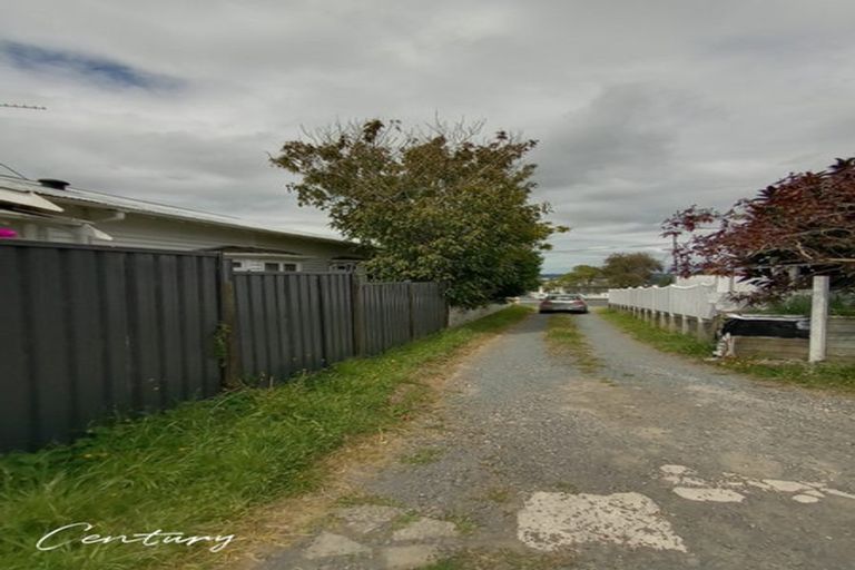 Photo of property in 32 Te Atatu Road, Te Atatu South, Auckland, 0610