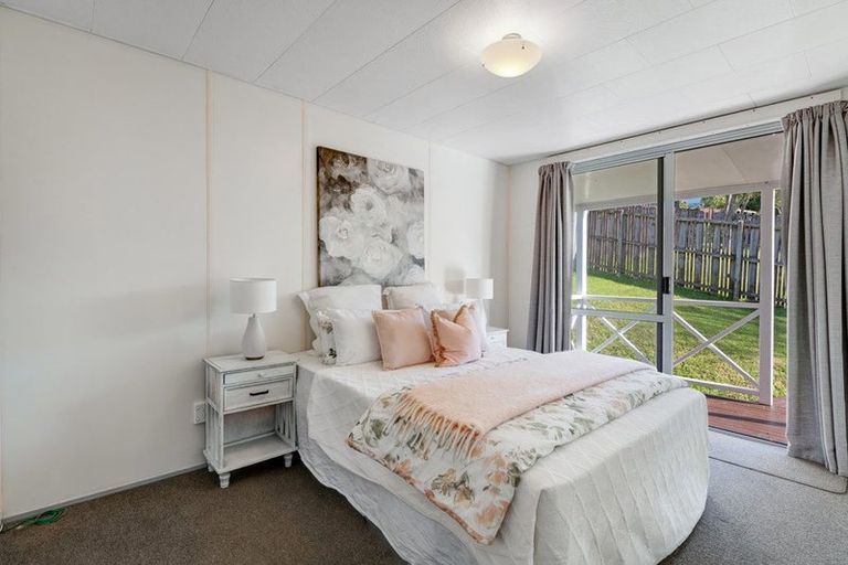 Photo of property in 2/26 Barbados Drive, Unsworth Heights, Auckland, 0632