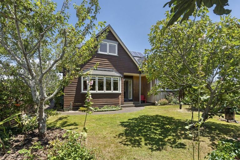 Photo of property in 4 Smith Road, Merrilands, New Plymouth, 4312