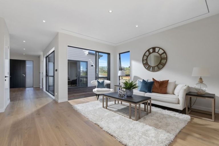 Photo of property in 8 Luff Place, Long Bay, Auckland, 0630