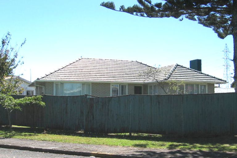 Photo of property in 1 Kiernan Place, Kelston, Auckland, 0602