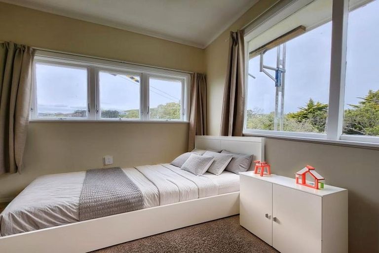 Photo of property in 23 Pinkerton Grove, Newlands, Wellington, 6037