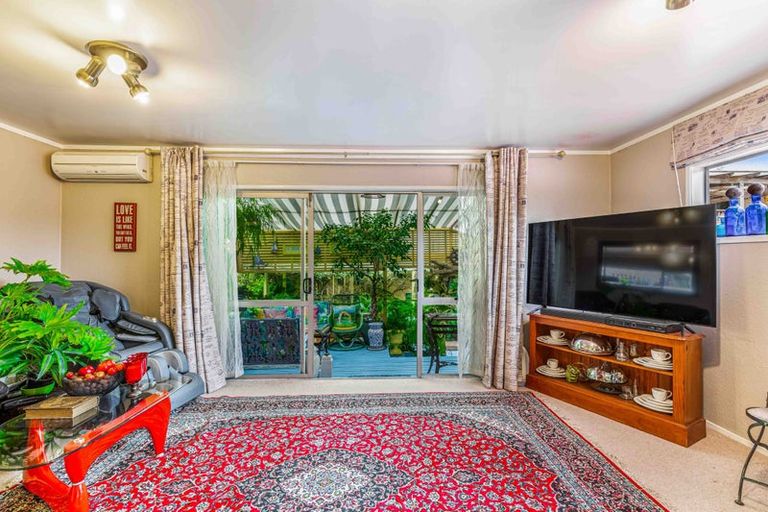 Photo of property in 1/3a Kirrie Avenue, Te Atatu South, Auckland, 0610