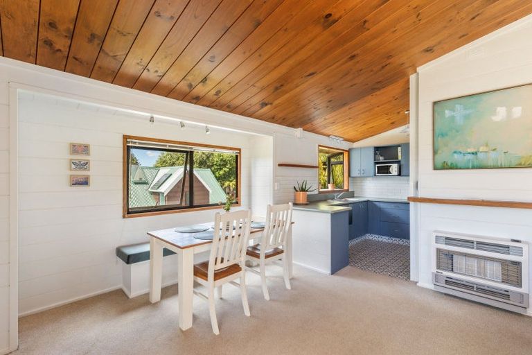 Photo of property in 13 Lindaver Grove, Merrilands, New Plymouth, 4312