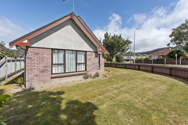 Photo of property in 52 Mcparland Street, Ebdentown, Upper Hutt, 5018