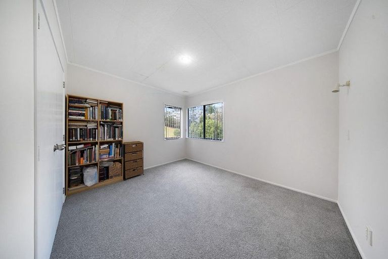 Photo of property in 215 Kaipara Road, Papakura, 2582