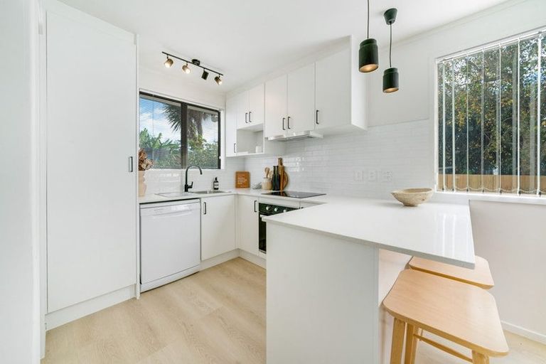 Photo of property in 2/7 Mon Desir Place, Manurewa, Auckland, 2102