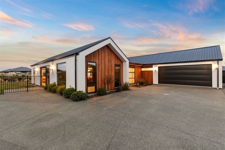 Photo of property in 17 Angus Place, Rangiora, 7400