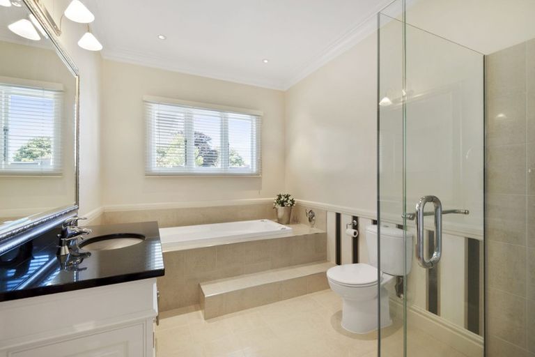 Photo of property in 122 Straven Road, Fendalton, Christchurch, 8014