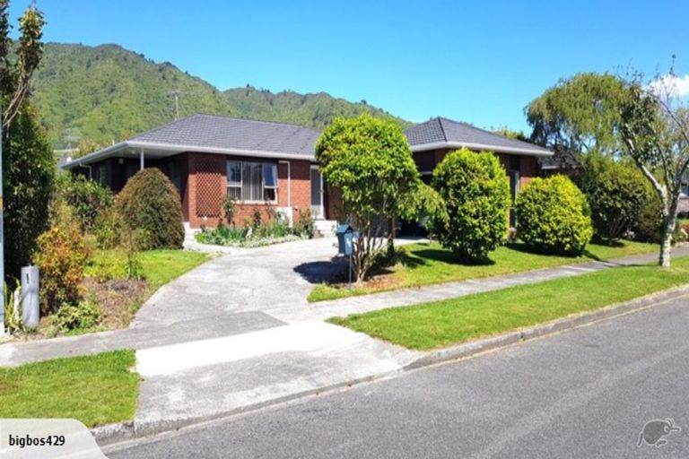 Photo of property in 17 Awanui Drive, Waikanae, 5036