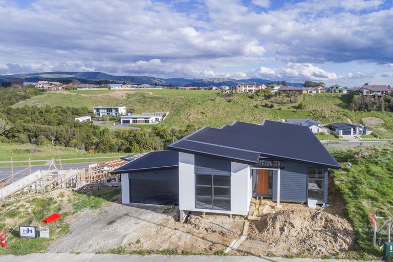 Photo of property in 3 Vaucluse Heights, Fitzherbert, Palmerston North, 4410