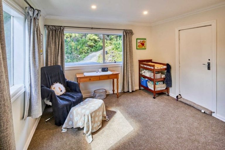 Photo of property in 33 Wyndham Road, Pinehaven, Upper Hutt, 5019