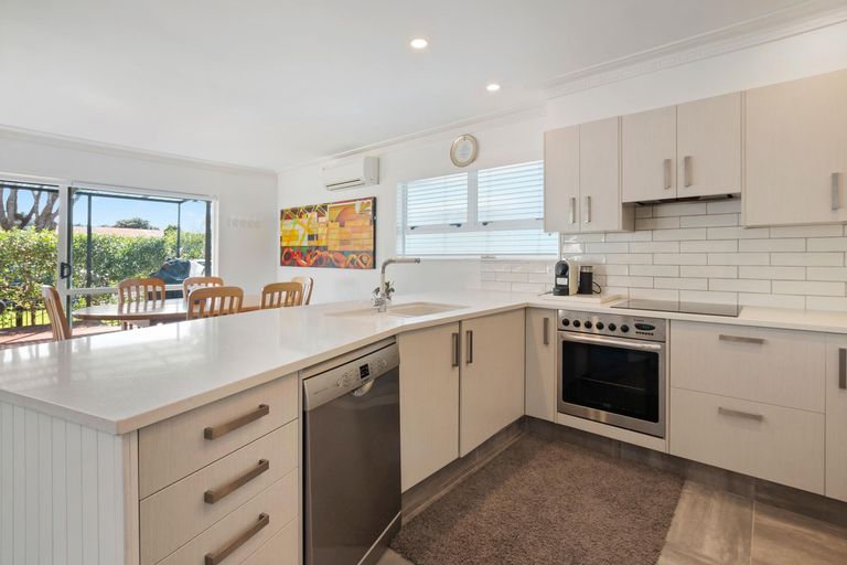 Photo of property in 35 Ocean View Road, Waihi Beach, 3611