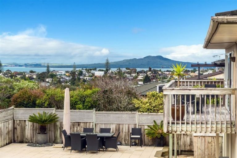 Photo of property in 1/371 East Coast Road, Mairangi Bay, Auckland, 0630