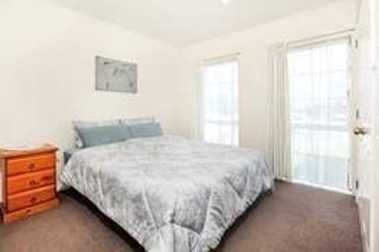 Photo of property in 64 Glenveagh Park Drive, Weymouth, Auckland, 2103