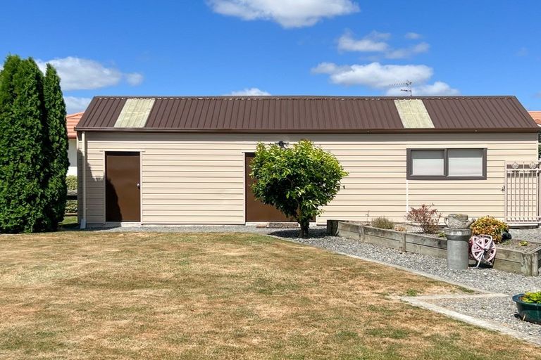 Photo of property in 8 Daffodil Grove, Carterton, 5713