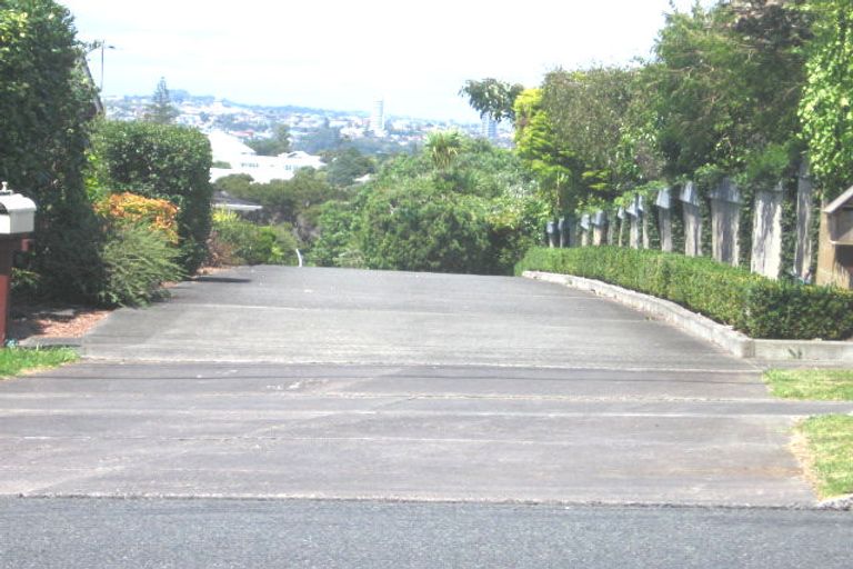 Photo of property in 82 Raleigh Road, Northcote, Auckland, 0627