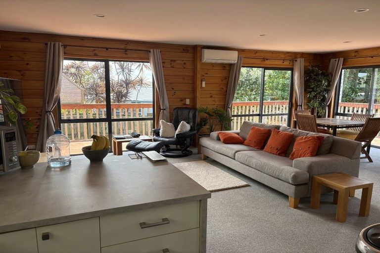 Photo of property in 2/818 East Coast Road, Oteha, Auckland, 0630