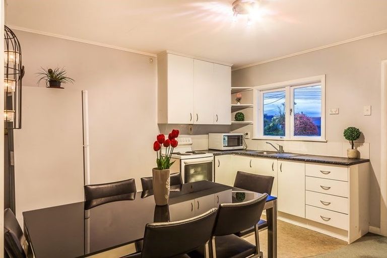Photo of property in 70 Forrest Hill Road, Forrest Hill, Auckland, 0620