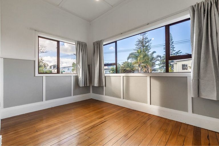 Photo of property in 19 Old Lake Road, Narrow Neck, Auckland, 0624