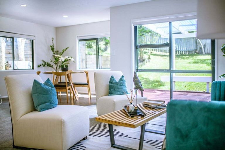 Photo of property in 1/8 Heatherleigh Rise, Northcross, Auckland, 0632