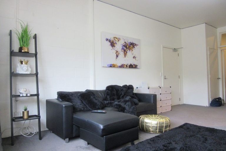 Photo of property in Endeavour Apartments, 19/125 Thorndon Quay, Pipitea, Wellington, 6011