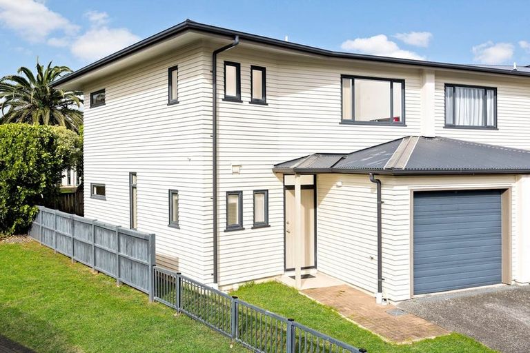 Photo of property in 1/2 Armoy Drive, East Tamaki, Auckland, 2016