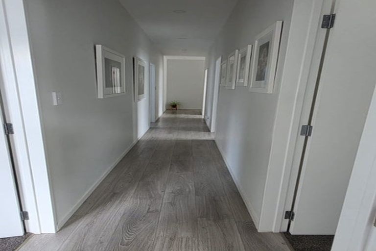 Photo of property in 7 Vinistra Road, Kumeu, 0810