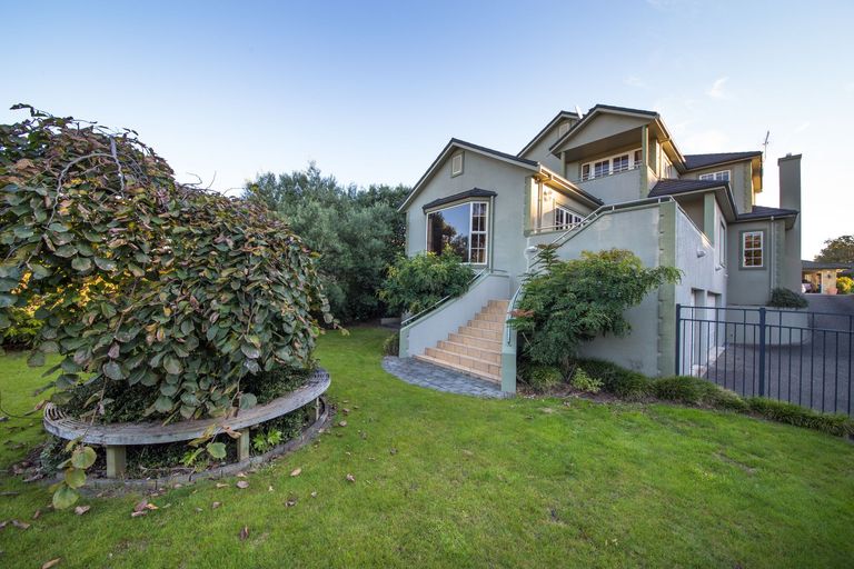 Photo of property in 11 The Oaks, Awapuni, Palmerston North, 4412