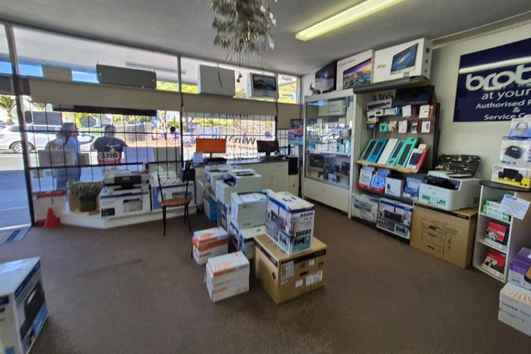 Photo of property in 1/2 Archibald Road, Kelston, Auckland, 0602