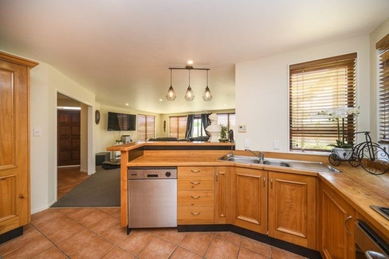 Photo of property in 44 Ruapehu Drive, Fitzherbert, Palmerston North, 4410