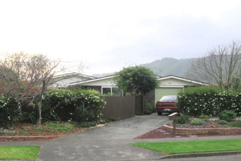 Photo of property in 3 Rewarewa Crescent, Waikanae, 5036
