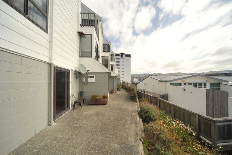 Photo of property in 1/2 Hood Street, Mount Victoria, Wellington, 6011