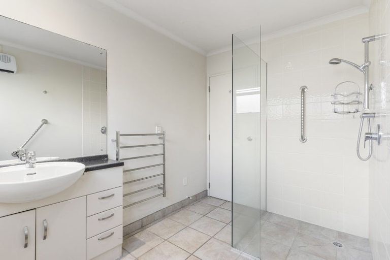 Photo of property in 2/79 Island Road, Beach Haven, Auckland, 0626