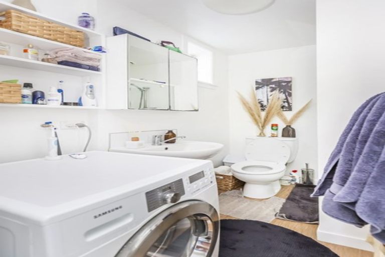 Photo of property in 21 Hawker Street, Mount Victoria, Wellington, 6011