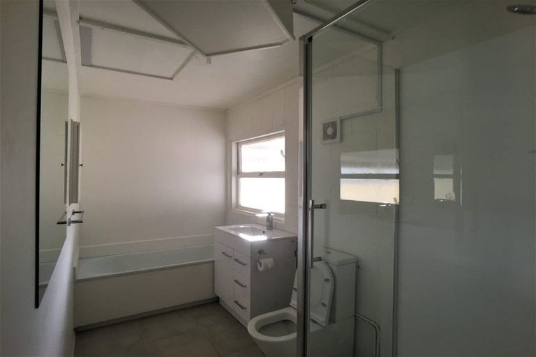 Photo of property in 2/4 Regal Place, Forrest Hill, Auckland, 0620