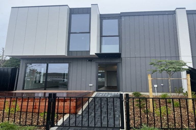 Photo of property in 1/79 Edmonton Road, Henderson, Auckland, 0612