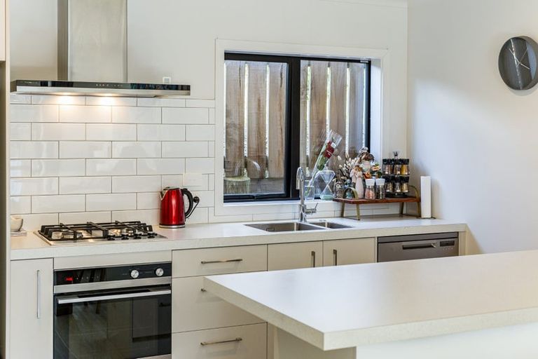 Photo of property in 7/9 Surrey Street, Tawa, Wellington, 5028