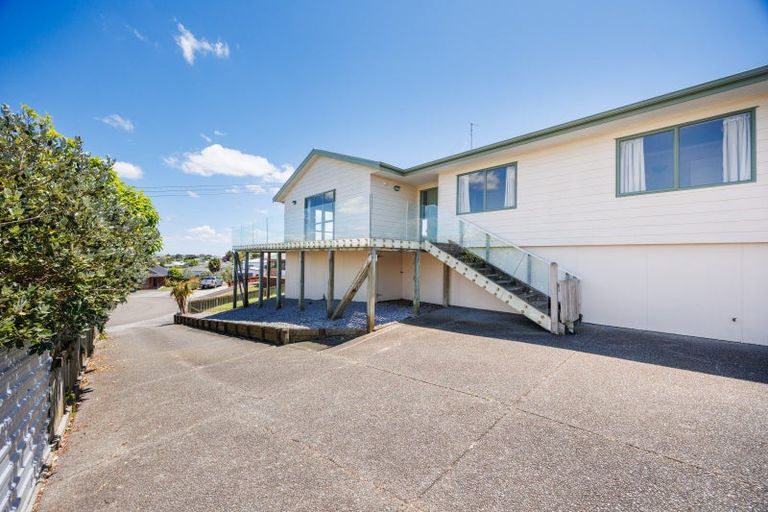 Photo of property in 24 Lydia Place, Kelvin Grove, Palmerston North, 4414