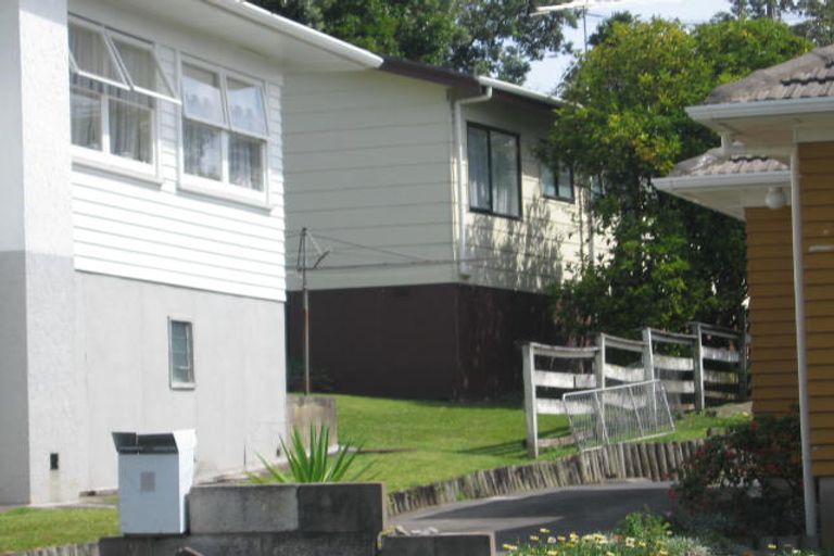Photo of property in 1/2 Woodall Place, Totara Vale, Auckland, 0627