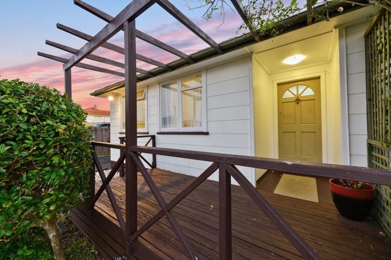 Photo of property in 82 Kelman Road, Kelston, Auckland, 0602
