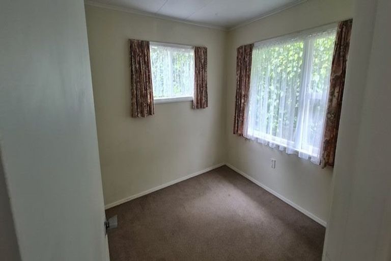 Photo of property in 72 Stewart Drive, Newlands, Wellington, 6037