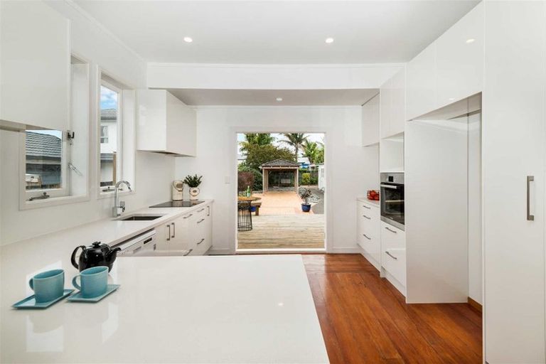Photo of property in 18 Walmer Road, Point Chevalier, Auckland, 1022
