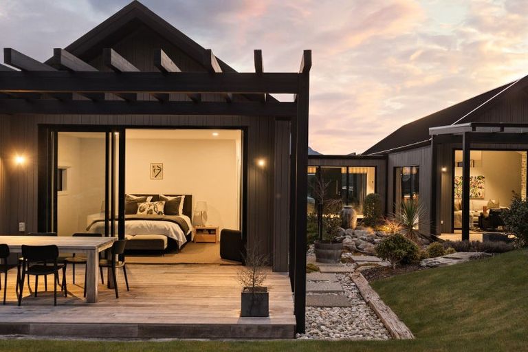 Photo of property in 33 Hackett Road, Jacks Point, Queenstown, 9371