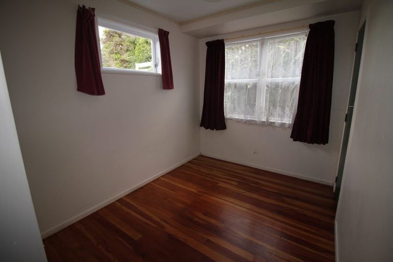 Photo of property in 3 Blandford Way, Newlands, Wellington, 6037